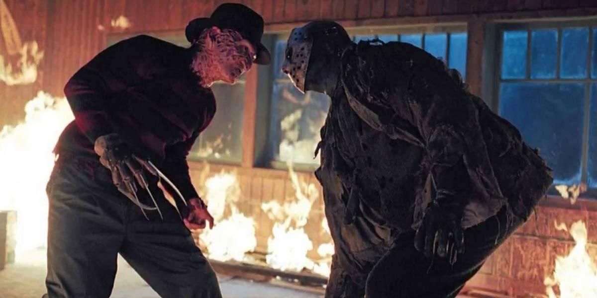 Robert Englund dans le rôle de Freddy face à Ken Kirzinger dans le rôle de Jason dans une pièce en feu dans Freddy contre Jason.