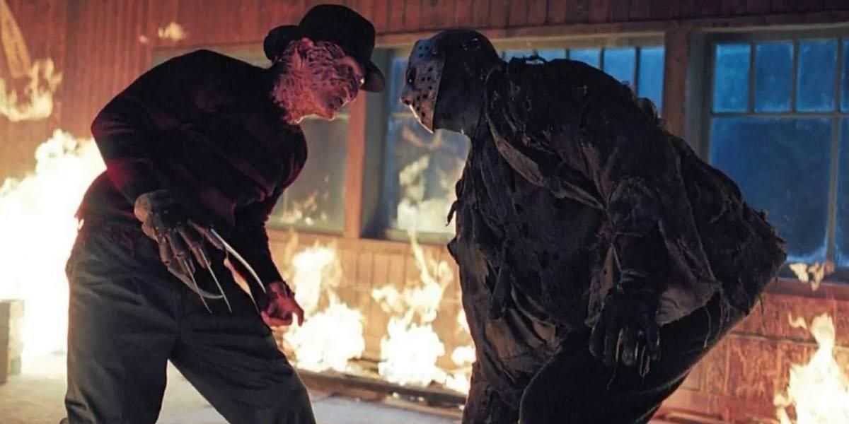 Robert Englund as Freddy facing off against Ken Kirzinger as Jason in a burning room in Freddy vs. Jason