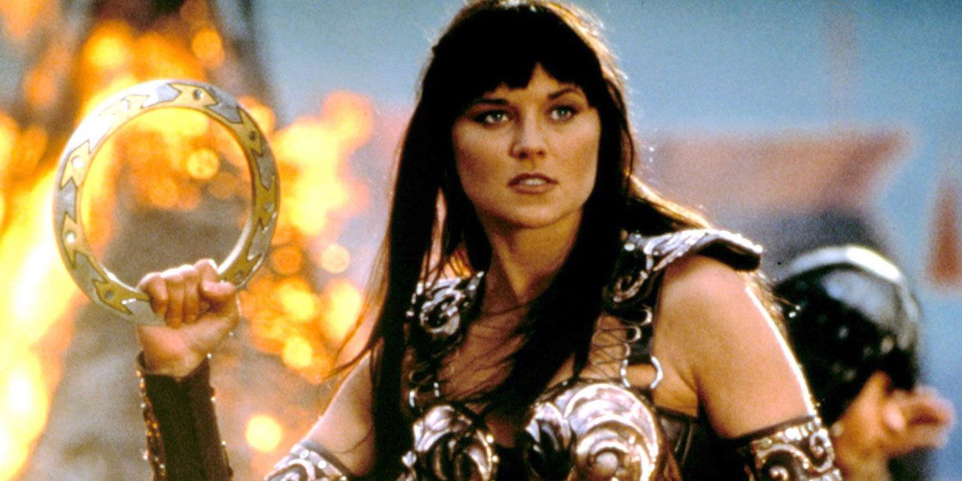 Lucy Lawless As Xena holding her chakram in Xena, Warrior Princess.