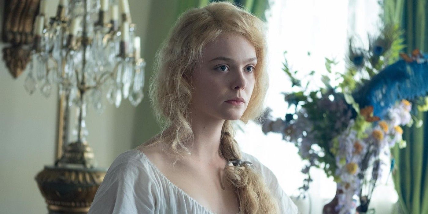 Elle Fanning interpreta a Catalina la Grande, con el pelo trenzado y un camisón de época, mirando hacia un lado.