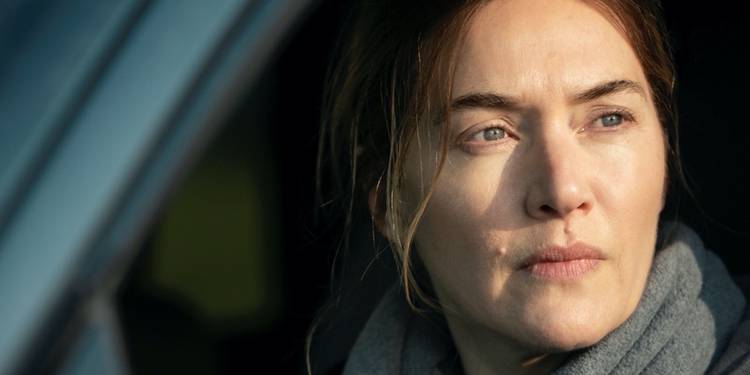 https://static1.colliderimages.com/wordpress/wp-content/uploads/2021/04/mare-of-easttown-kate-winslet-social-featured.jpg?q=50&fit=crop&w=750&dpr=1.5