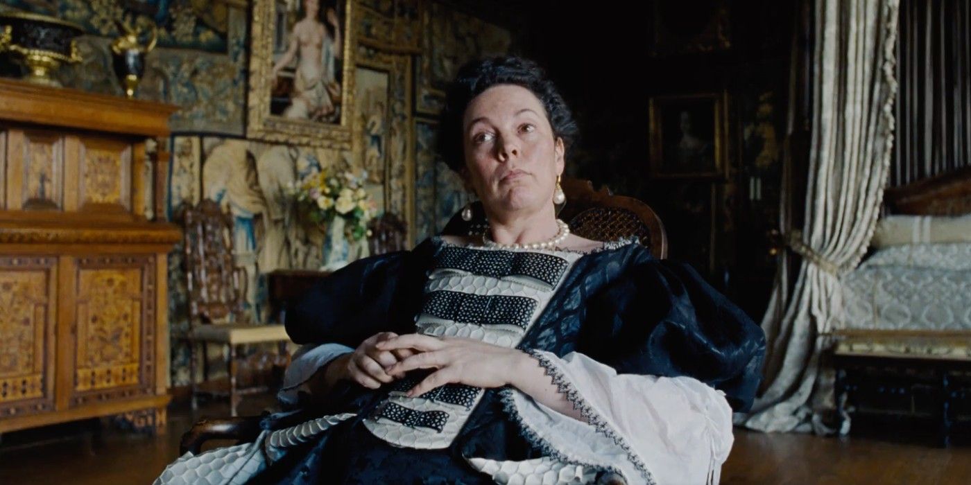 La reine Anne assise avec une expression surprise dans The Favourite.