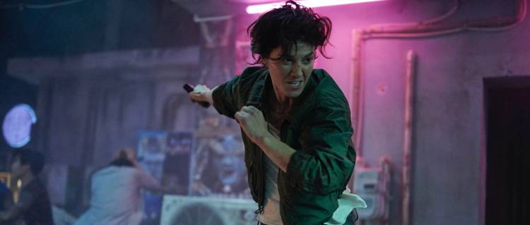 Мэри Элизабет Уинстэд предстала в образе брутального киллера на первых кадрах экшен-триллера Netflix «Кейт» Мэри Элизабет Уинстэд предстала в образе брутального киллера на первых кадрах экшен-триллера Netflix «Кейт»