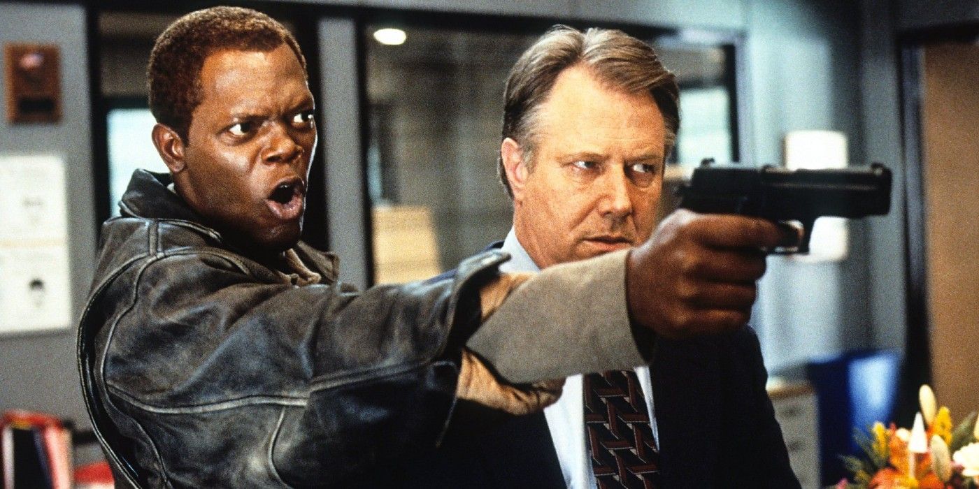 Samuel L. Jackson apunta con un arma en una película 