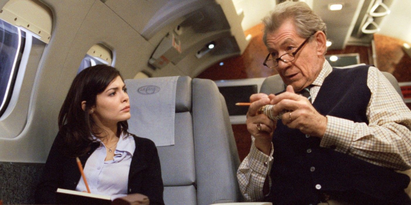 Audrey Tautou e Ian McKellen nei panni di Sophie e Leigh a bordo di un aereo ne Il Codice Da Vinci.