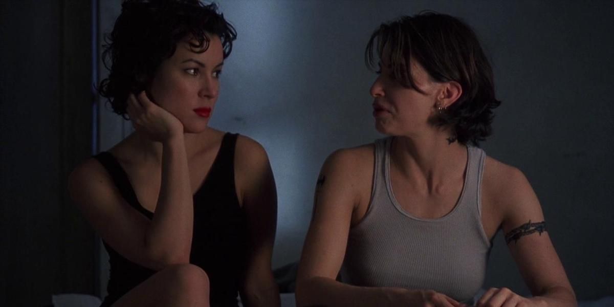 Jennifer Tilly and Gina Gershon as Violet and Corky talking in Bound