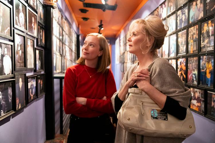 https://static1.colliderimages.com/wordpress/wp-content/uploads/2021/06/hacks-hannah-einbinder-jean-smart_0.jpg?q=50&fit=crop&w=750&dpr=1.5