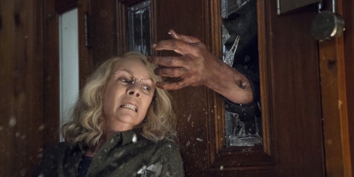 Laurie empêchant Michael Myers d'entrer dans sa maison dans Halloween.