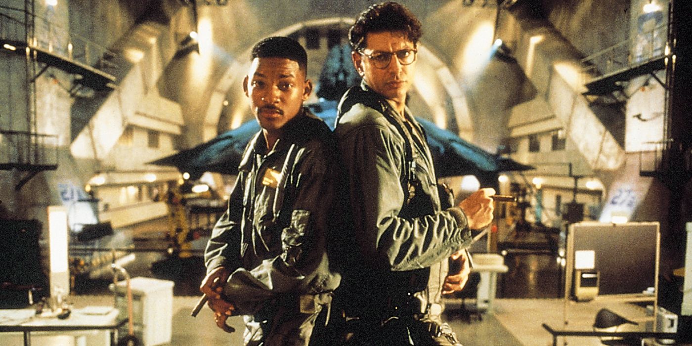 Will Smith and Jeff Goldblum stand back to back in suits in Independence Day