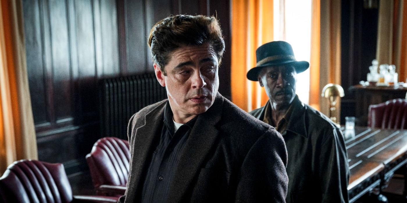 Benicio Del Toro and Don Cheadle as Ronald and Curt looking confused in No Sudden Move