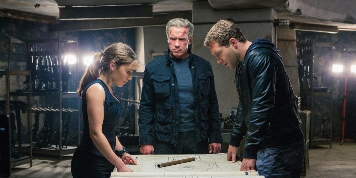 Sarah Connor, Terminator e Kyle Reese olham para um mapa em Terminator: Genisys.