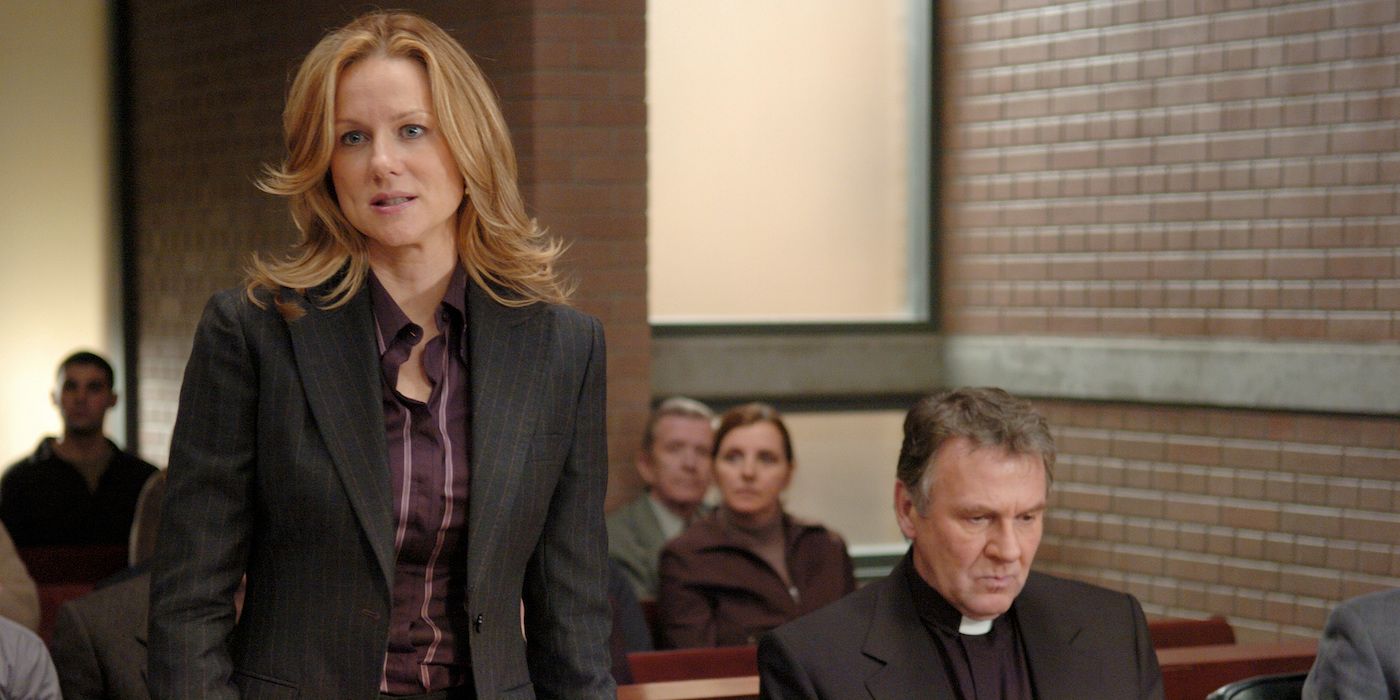 Laura Linney and Tom Wilkinson as Erin Bruner and Father Moore, testifying in 'The Exorcism of Emily Rose'