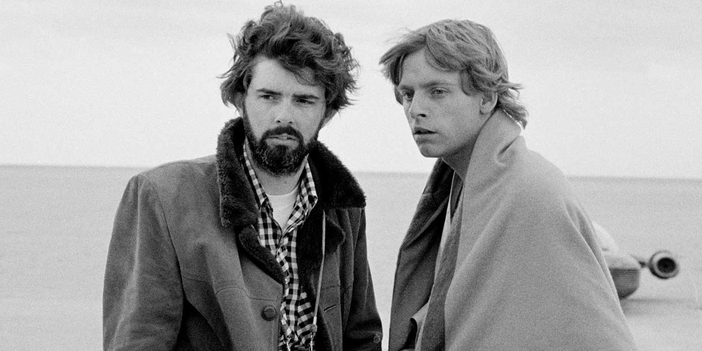 Imagen en blanco y negro de George Lucas y Mark Hamill en el set de Star Wars