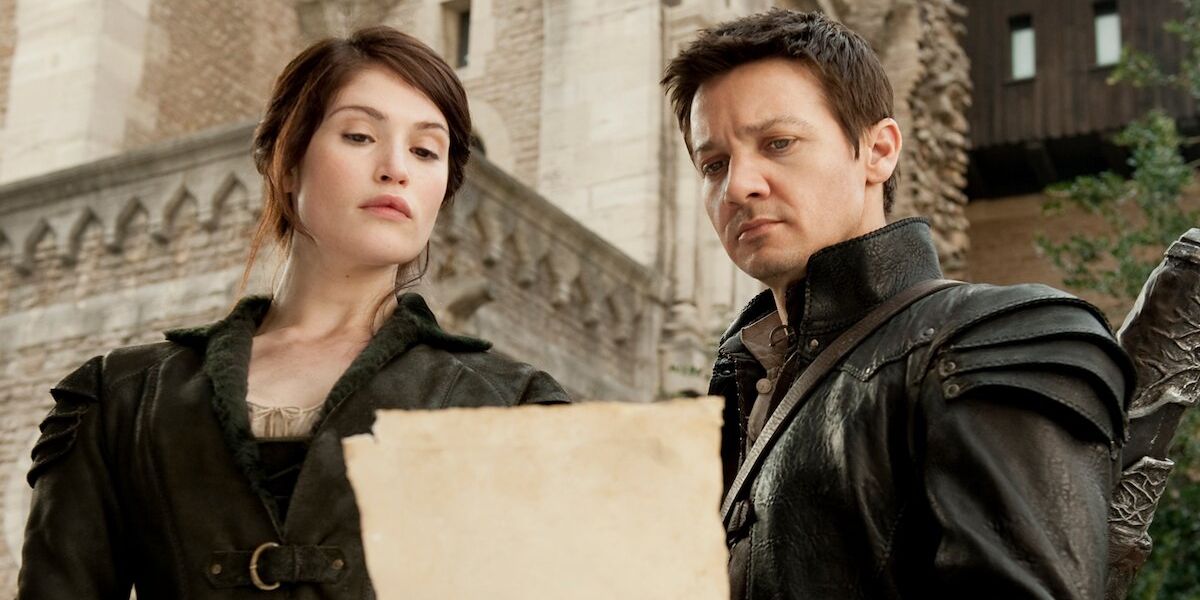 Gemma Arterton and Jeremy Renner reading a scrap of paper in Hansel and Gretel: Witch Hunters