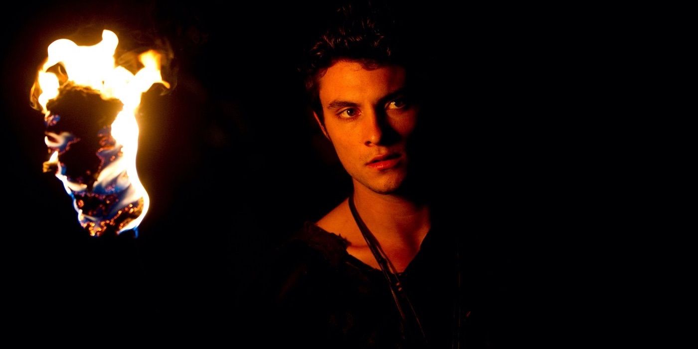 shiloh-fernandez-red-riding-hood-social-featured