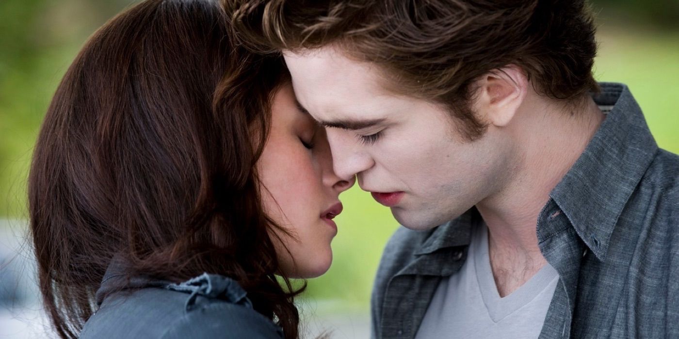 Kristen Stewart and Robert Pattinson in The Twilight Saga: New Moon 