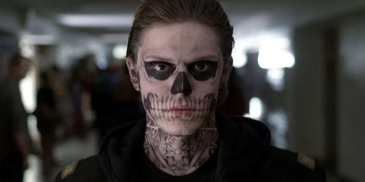 Tate Langdon, joué par Evan Peters, avec un crâne maquillé dans 'AHS : Murder House'