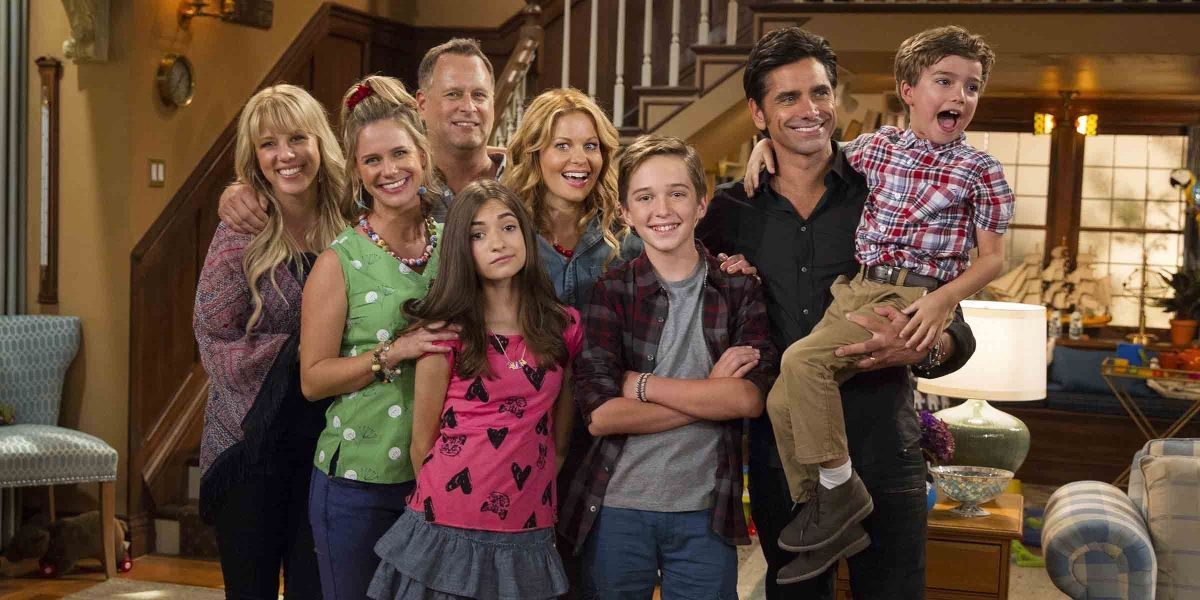 The cast of Fuller House posing for a photo.
