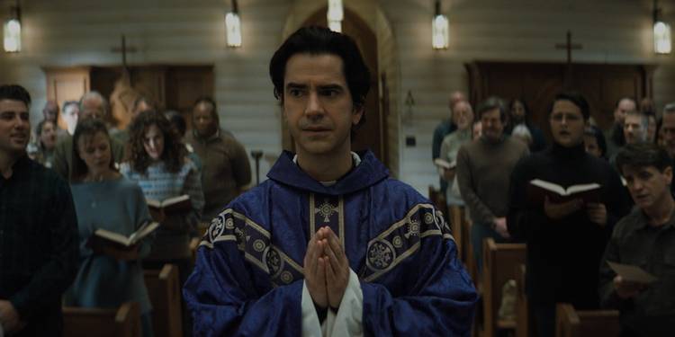 https://static1.colliderimages.com/wordpress/wp-content/uploads/2021/08/midnight-mass-hamish-linklater-social.jpg?q=50&fit=crop&w=750&dpr=1.5