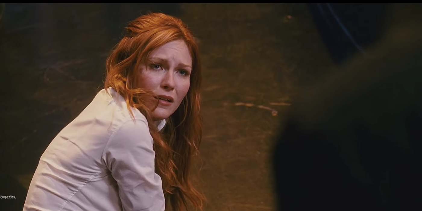 Kirsten Dunst, quien interpreta a Mary Jane en Spider-Man 3, levanta la vista del suelo con una expresión de derrota en su rostro.