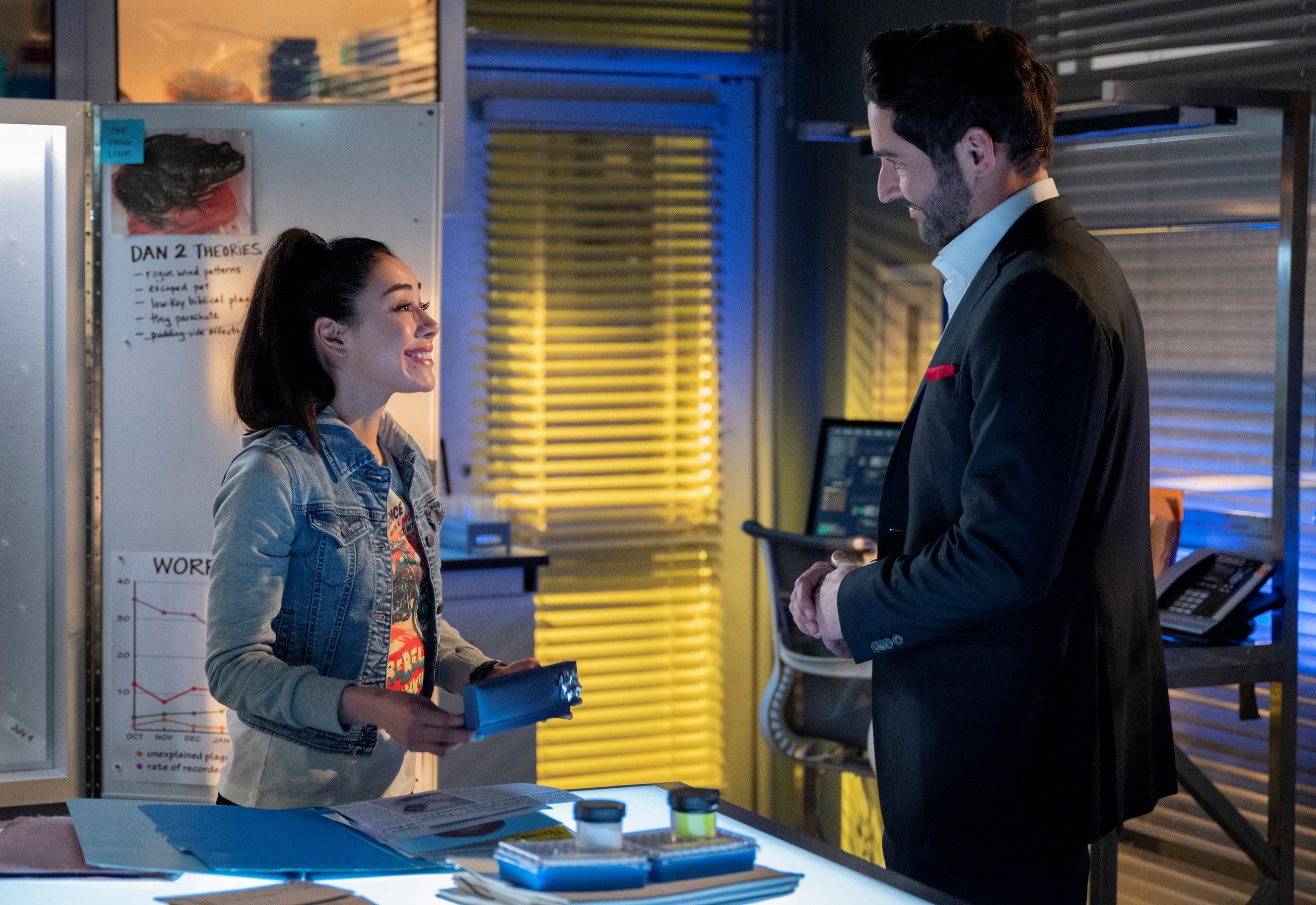 lucifer-tom-ellis-aimee-garcia