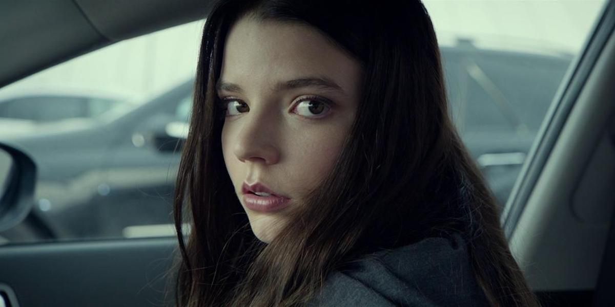 Anya Taylor-Joy dans le rôle de Casey Cooke, une adolescente à l'intérieur d'une voiture de 'Split'