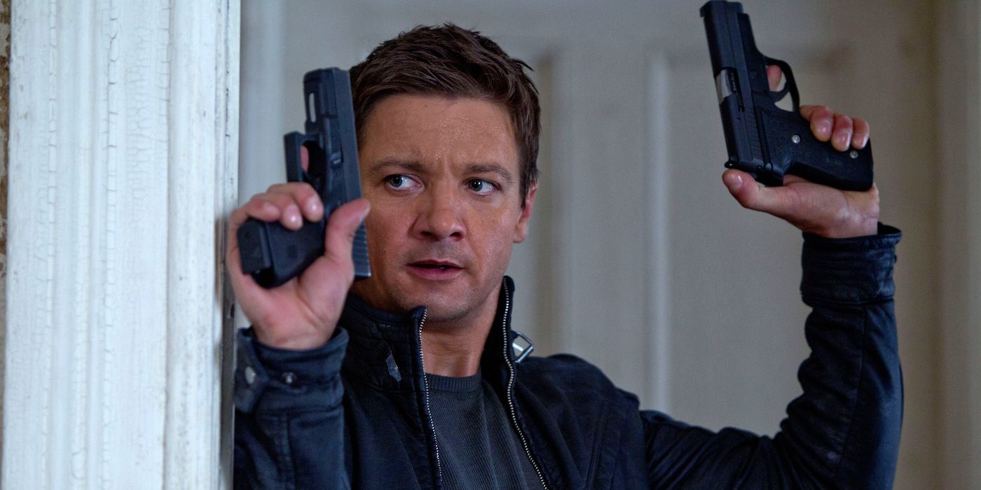 Aaron Cross entrega dos armas en The Bourne Legacy.