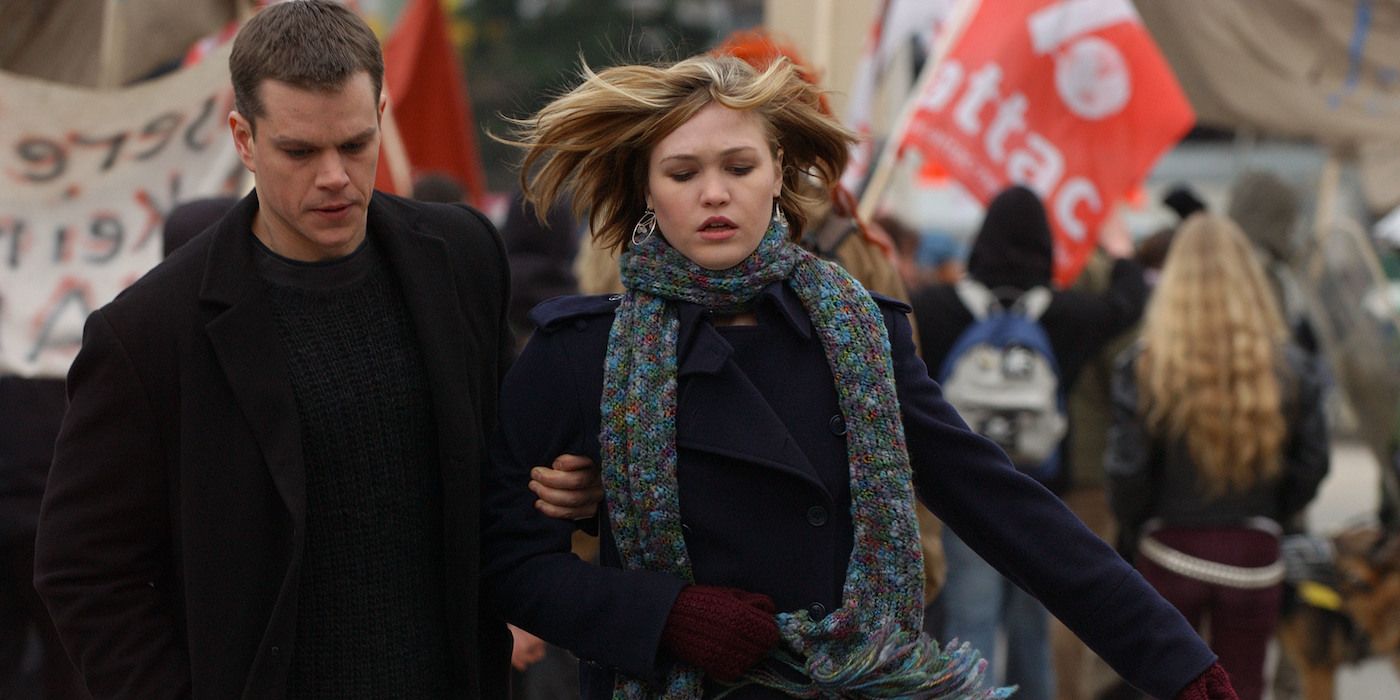 Matt Damon y Julia Stiles se alejan de la multitud en 'The Bourne Supremacy'