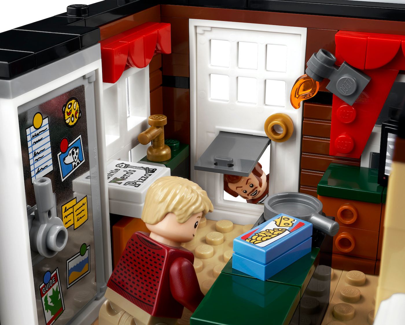 home-alone-lego-kevin-mccallister-marv-kitchen