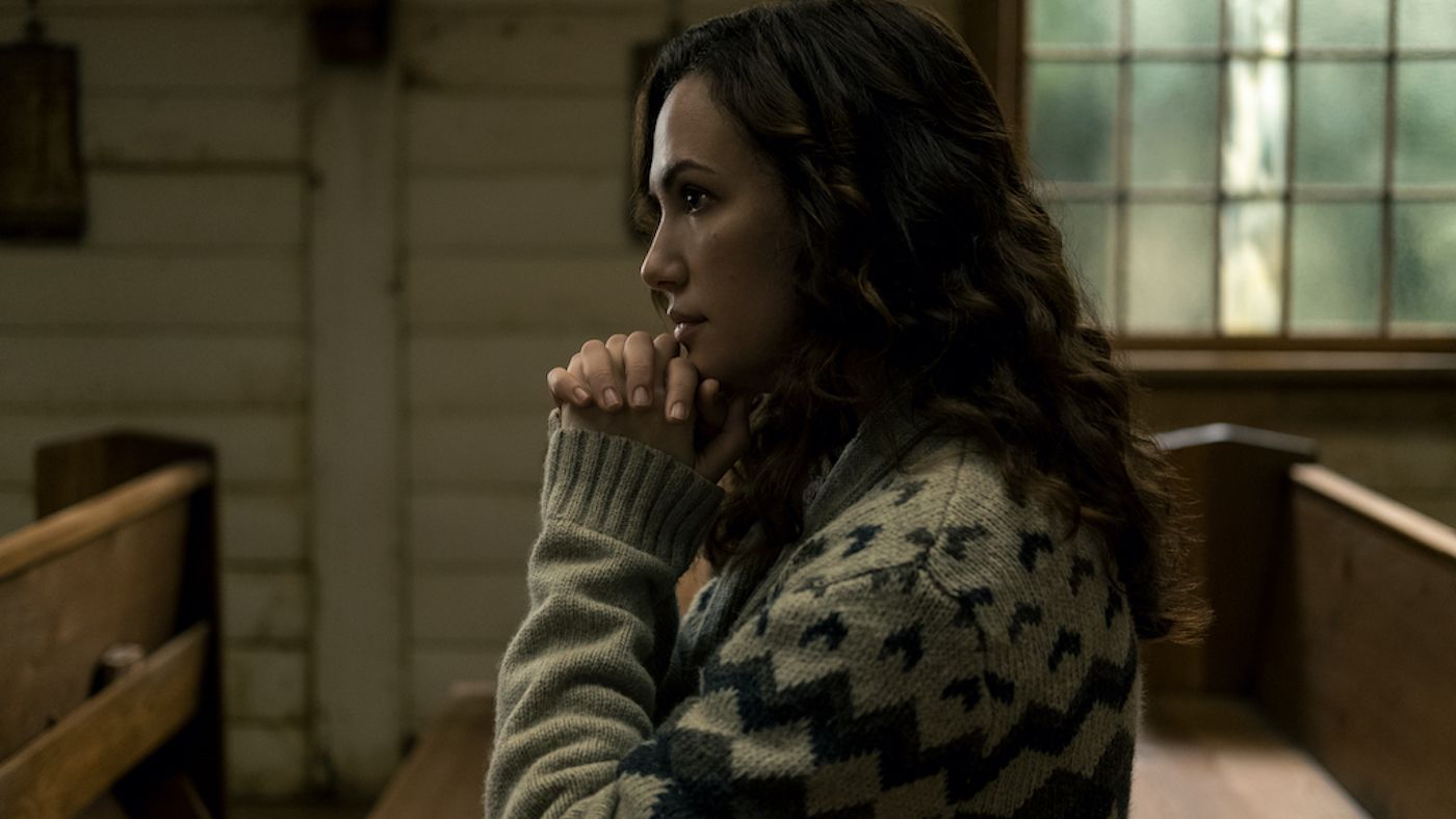 Kate-Siegel-Midnight-Mass-1