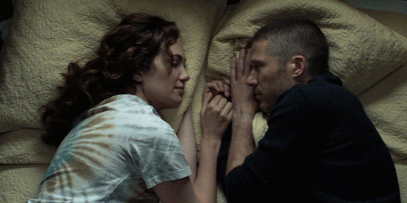 Kate Siegel and Zach Gilford in Midnight Mass