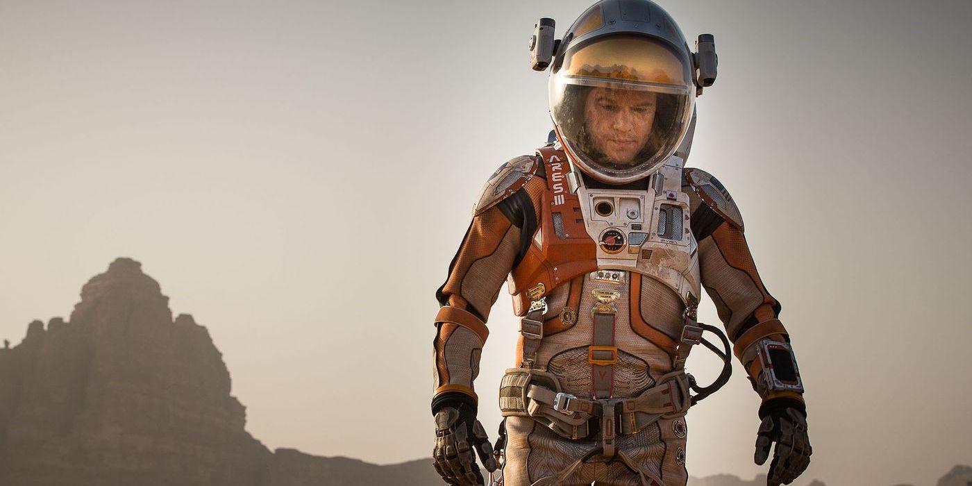 Matt Damon dalam pakaian antariksa di Mars di Mars