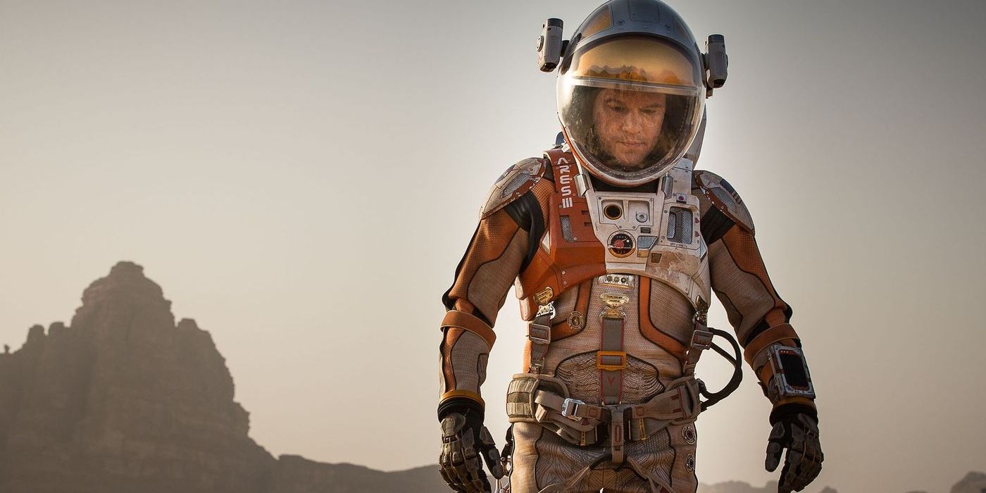 Matt Damon en combinaison spatiale sur Mars dans The Martian.