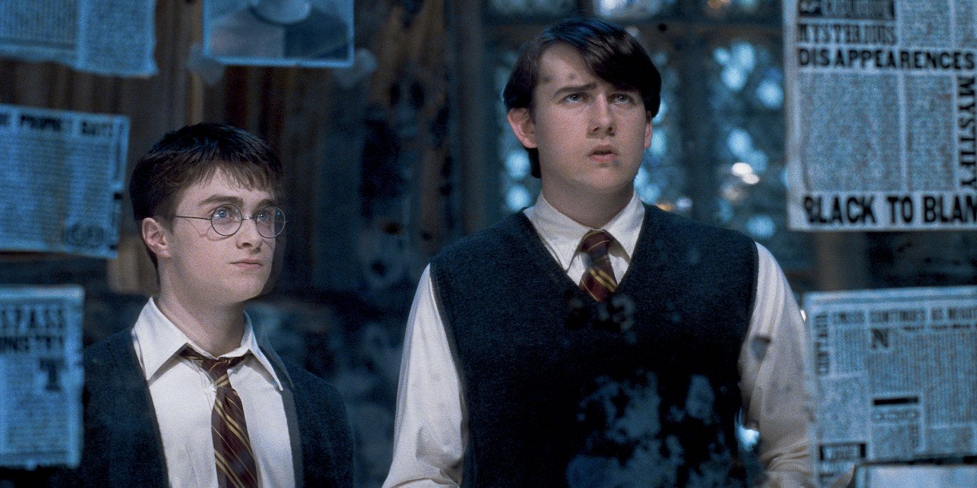 Harry et Neville regardant des coupures de journaux dans un miroir dans Harry Potter et l'Ordre du Phénix.