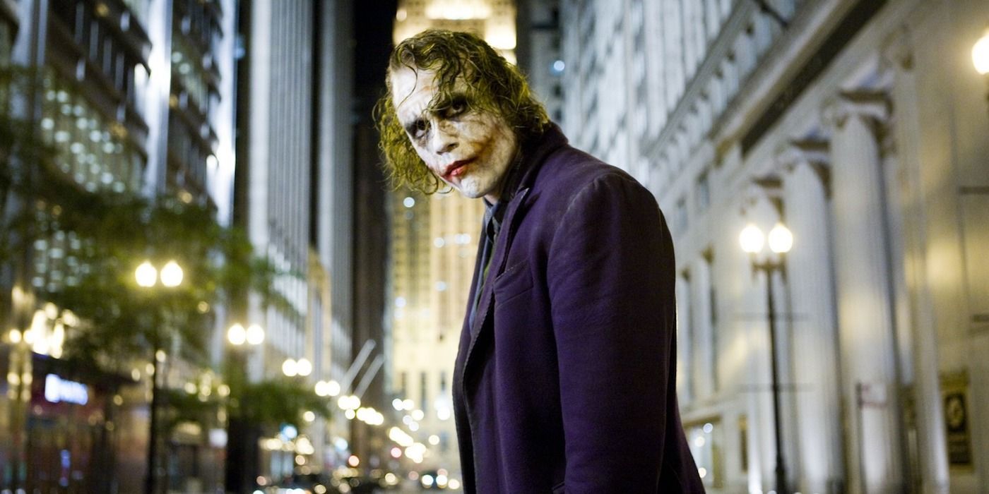 Heath Ledger como o Coringa nas ruas de Gotham em O Cavaleiro das Trevas