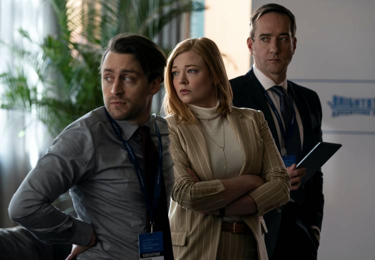 https://static1.colliderimages.com/wordpress/wp-content/uploads/2021/11/succession-matthew-macfadyen-sarah-snook-kieran-culkin.jpg?q=50&fit=crop&w=750&dpr=1.5