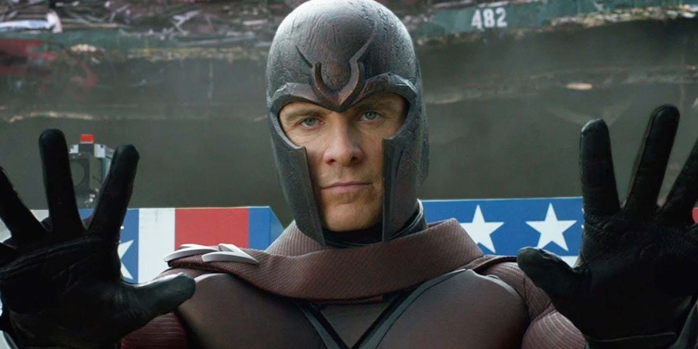 Un Michael Fassbender casqué dans le rôle de Magneto dans X-Men : Days of Future Past exerce un pouvoir mutant.