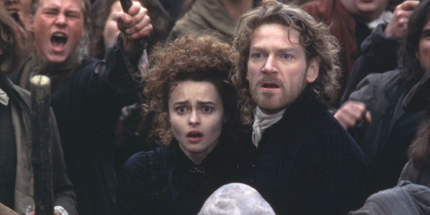 Kenneth Branagh et Helena Bonham Carter ont l'air choqués et bouleversés au milieu d'une foule dans 'Mary Shelley's Frankenstein'