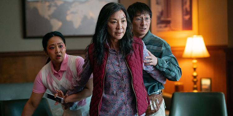 Everything Everywhere All At Once avec Michelle Yeoh et Jamie Lee Curtis