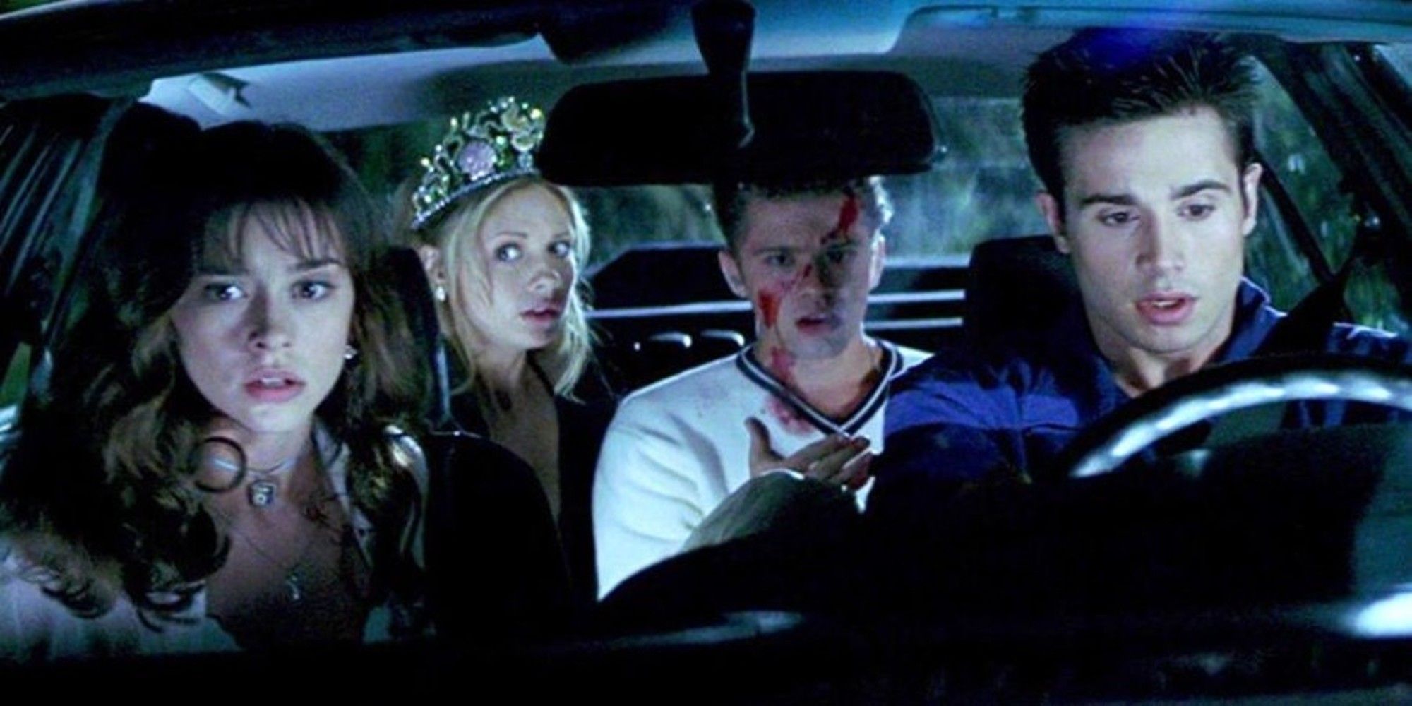 Jennifer Love Hewitt, Sarah Michelle Gellar, Ryan Phillipe, and Freddie Prinze Jr sitting in a car in I Know What You Did Last Summer