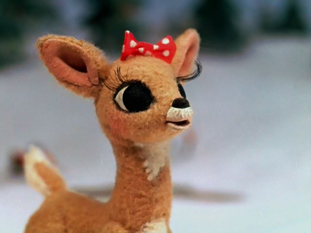Clarice dublada por Janis Orenstein parada na neve em Rudolph, a Rena do Nariz Vermelho