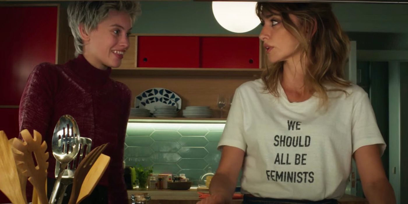 Ana and Janis talking in a kitchen in Parallel Mothers