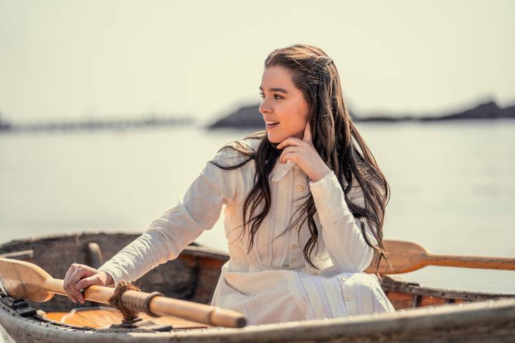 https://static1.colliderimages.com/wordpress/wp-content/uploads/2021/12/dickinson-episode-310-hailee-steinfeld.jpg?q=50&fit=crop&w=750&dpr=1.5