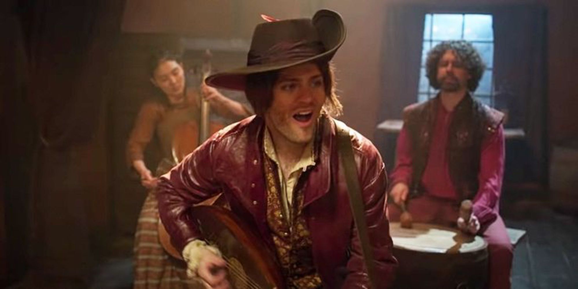 Joey Batey as Jaskier singing in a tavern in season 2 of The Witcher (Netflix)