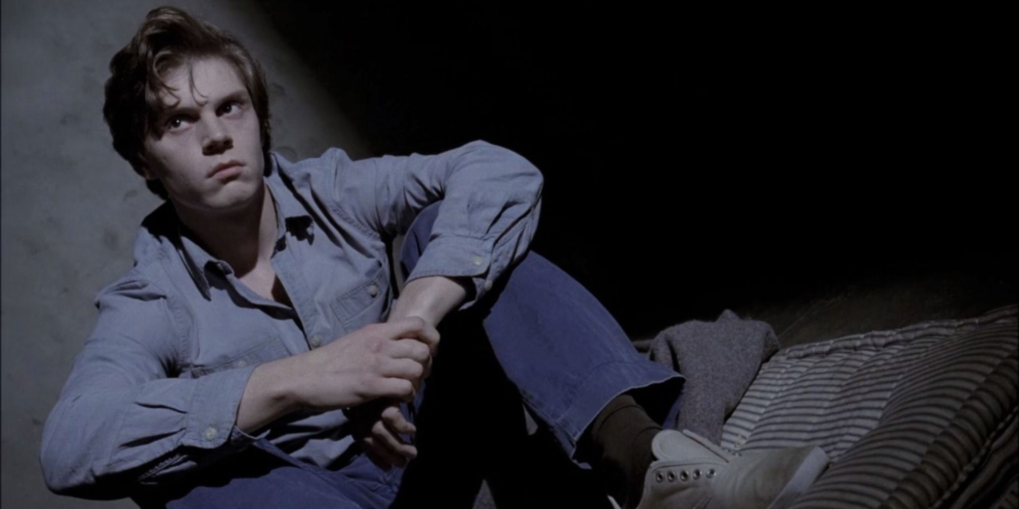 Evan Peters during confinement in American Horror Story: Asylum
