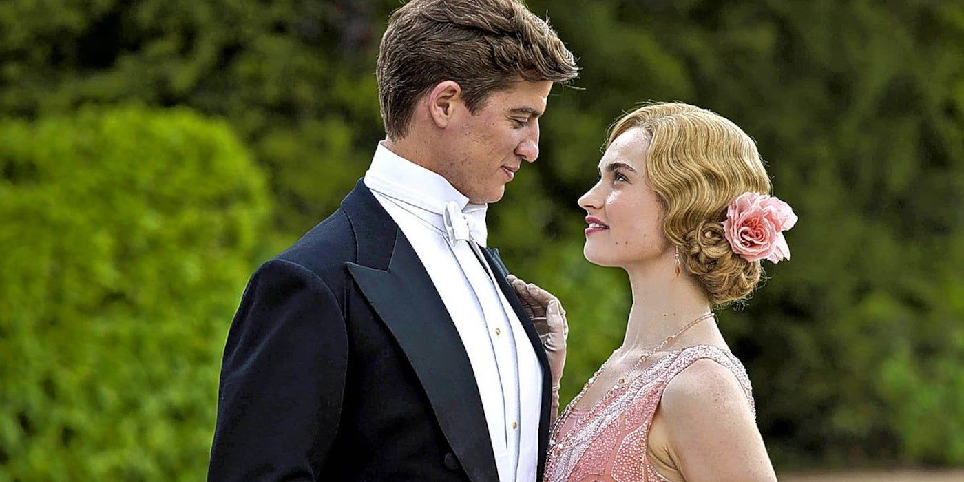 Lily James como Lady Rose McCrea y Matt Barber como Atticus Aldridge se abrazan afuera en Downton Abbey