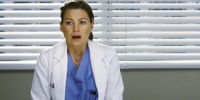 Ellen Pompeo sebagai Meredith Grey berdiri di rumah sakit terkejut Sekarang atau Tidak Pernah, Anatomi Grey episode