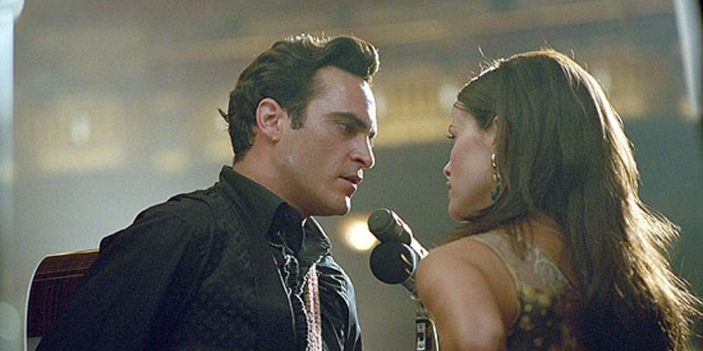 Joaquin Phoenix as Johnny Cash sings to Resse Witherspoon as June Carter In Walk The Line