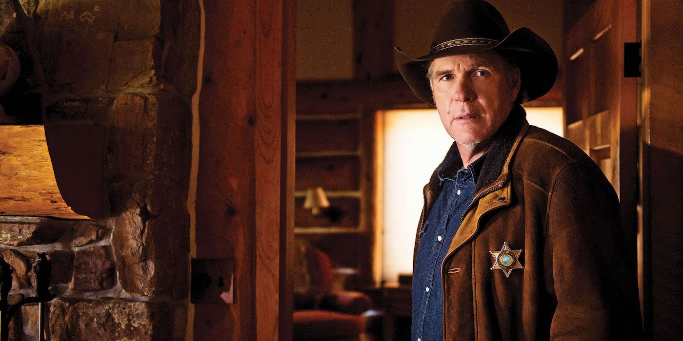 Walt Longmire regardant quelque chose hors champ dans Longmire.