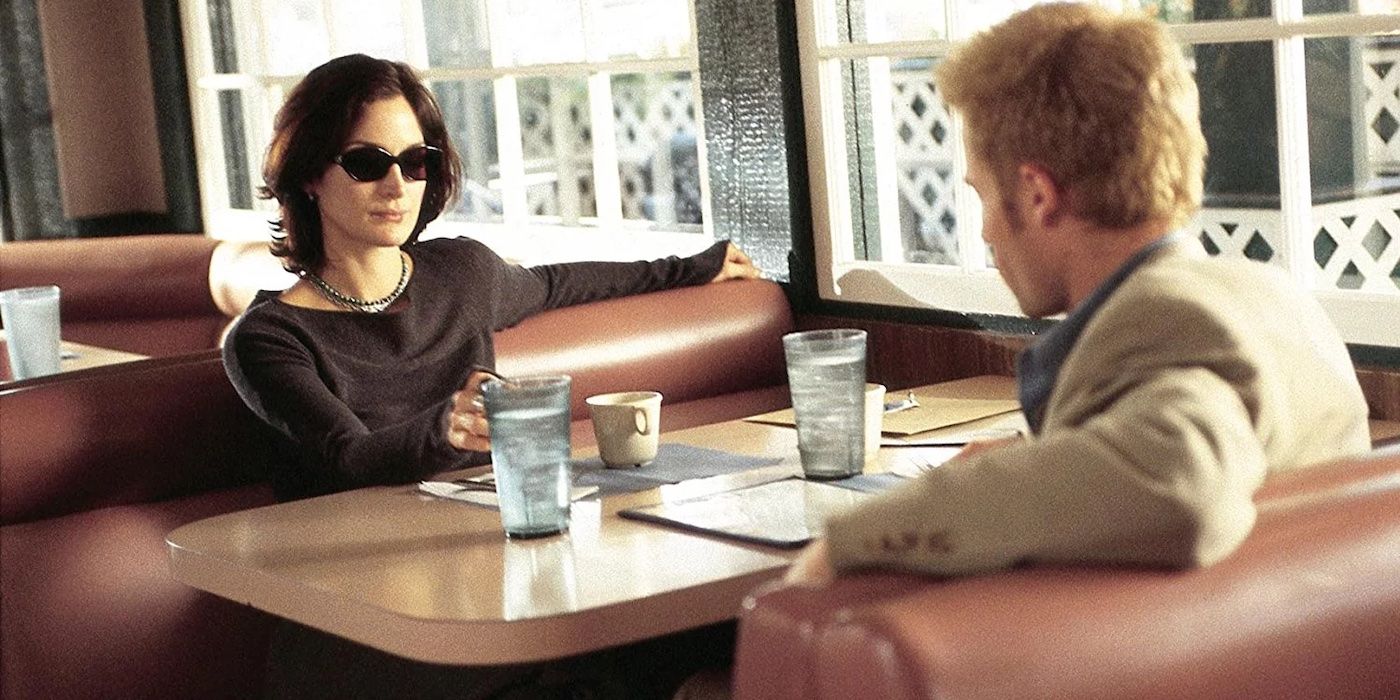 Natalie and Leonard having lunch at a diner in Memento